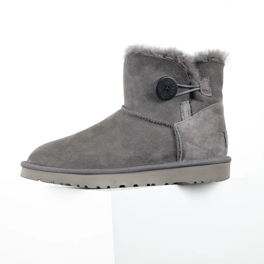Pick up locally 💰560 Core recommended good price It is a very suitable choice for home furnishings. In the new year, uug launched a series of styles, which are partial to the preferences of young consumers and have also moved to the forefront of fashion trends. Shoe body material: water-repellent coated suede upper, 17 mm UGGPURE™ implantable wool insole, lightweight non-slip and comfortable rubber outsole, with brand LOGO and trademark, with full packaging Size: 35 36 37 38 39 40